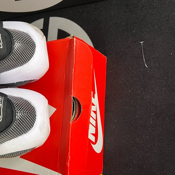 Nike Black and White Athletic Shoes - Picture 2 of 6